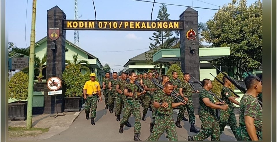 Jaga Kebugaran, TNI Kodim Pekalongan Lakukan Lari Jalan Bersenjata